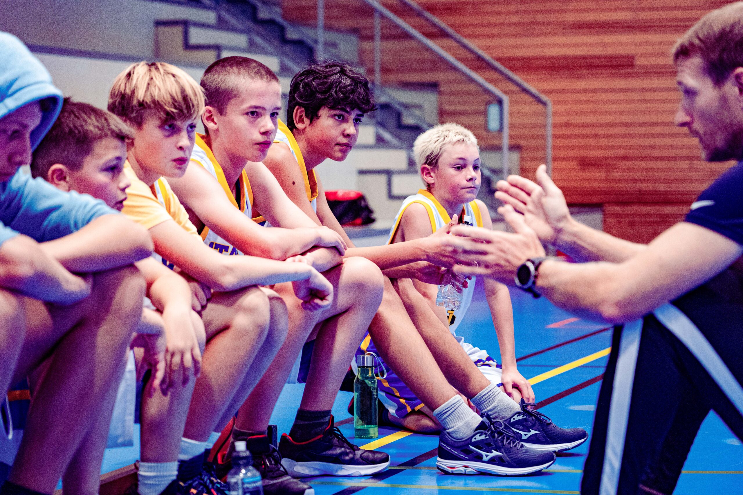 Trener tar en alvorsprat med basketballaget sitt med unge gutter
